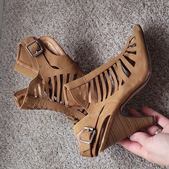 Tan strappy heels - Picture 5 of 5